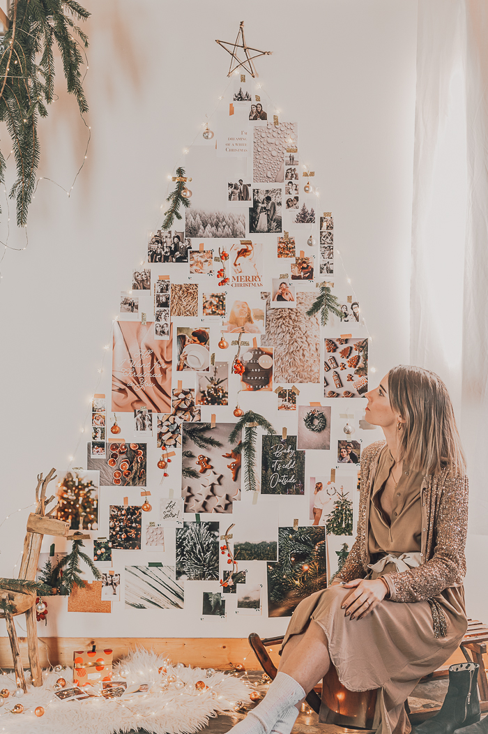 Photographie d'un mooboard en forme de sapin de Noël avec une décoration sur le thème de Noël.