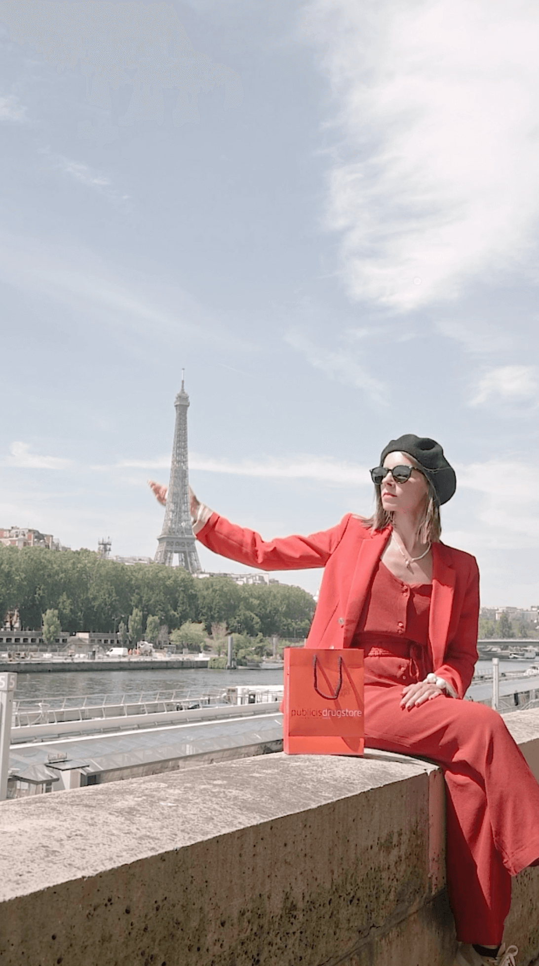 Clémence vole la tour eiffel