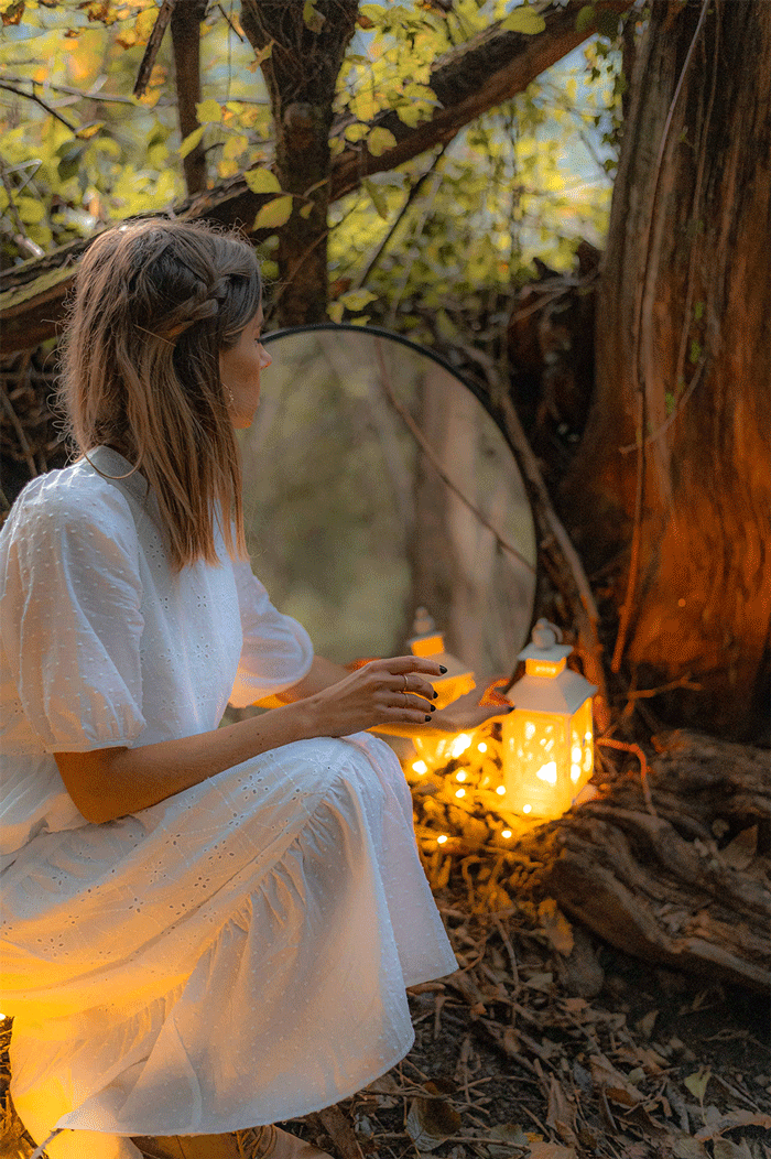 GIF avec un miroir magique dans la forêt pendant Halloween.