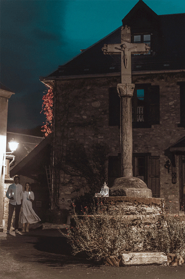 GIF couple creepy dans un village le soir d'Halloween.