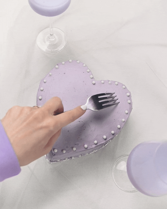 GIF d'un gâteau violet griffé par une fourchette pour la St Valentin.