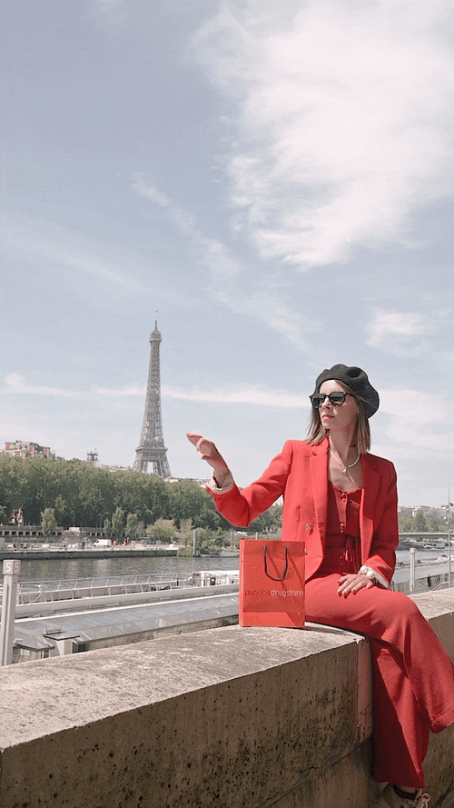 GIF fun et créative avec illusion d'optique en utilisant la tour Eiffel.