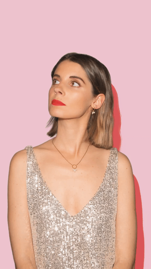 Gif coloré et fun avec modèle portant les bijoux de la marque Shlomit Ofir pour son revendeur français Un oiseau sur la branche.