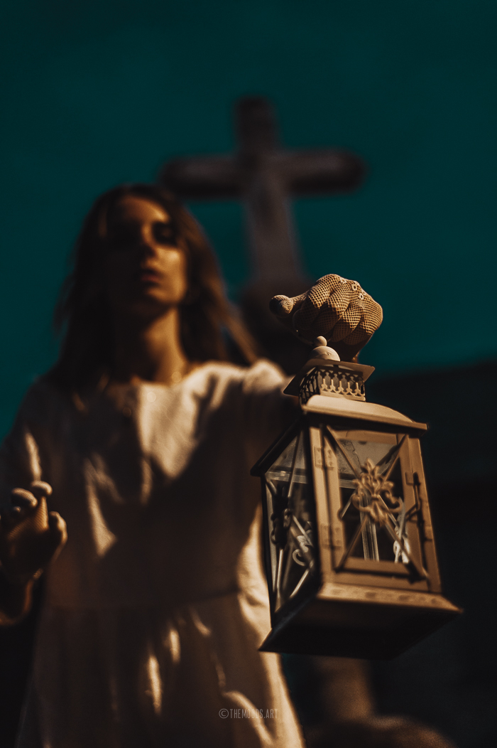 Photographie d'une femme creepy dans un village au clair de lune.