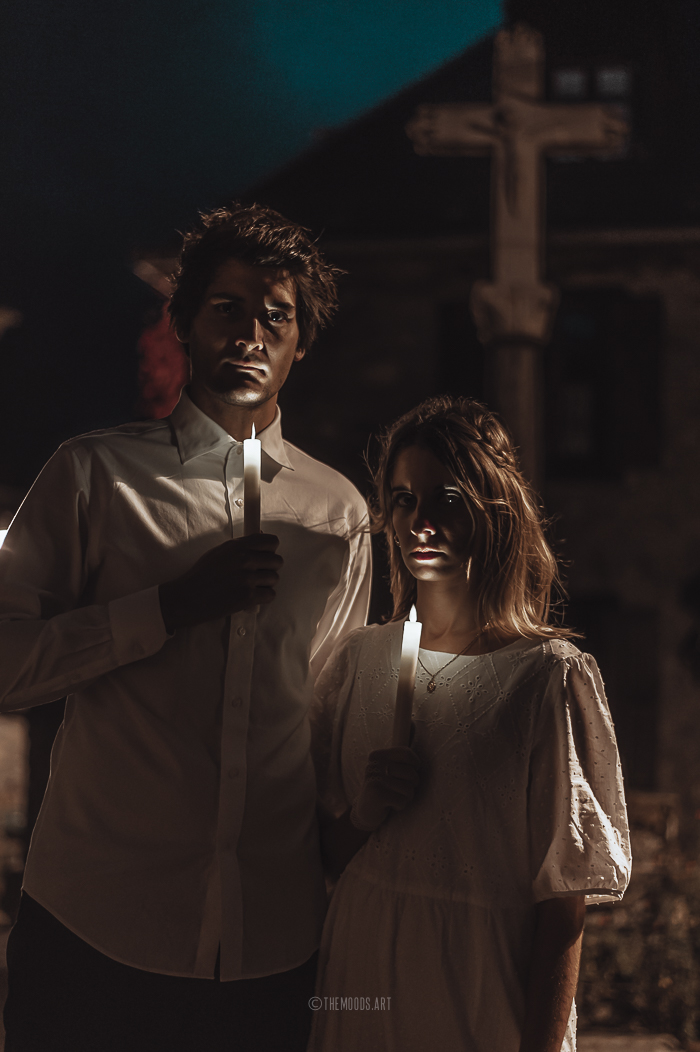 Photographie d'une couple creepy dans un village le soir d'Halloween.