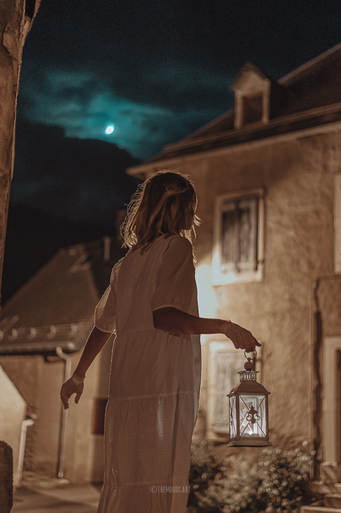 Photographie au clair de lune dans un village le soir d'Halloween.
