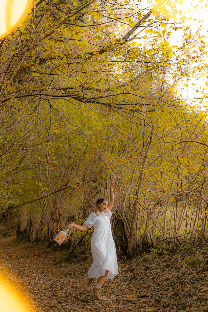Photographie d'une femme dans la forêt pendant Halloween.