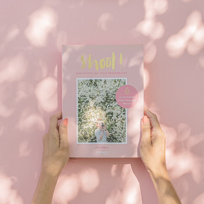 Photo présentation livre Shoot sur fond rose