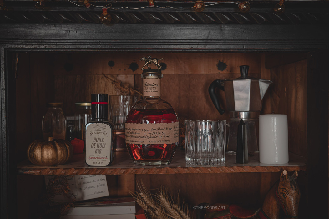 Photographie des détails qui composent un cabinet de curiosité sur le thème de l'automne et d'halloween