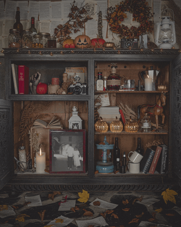 Animation GIF d'un cabinet de curiosité sur le thème de l'automne et d'halloween