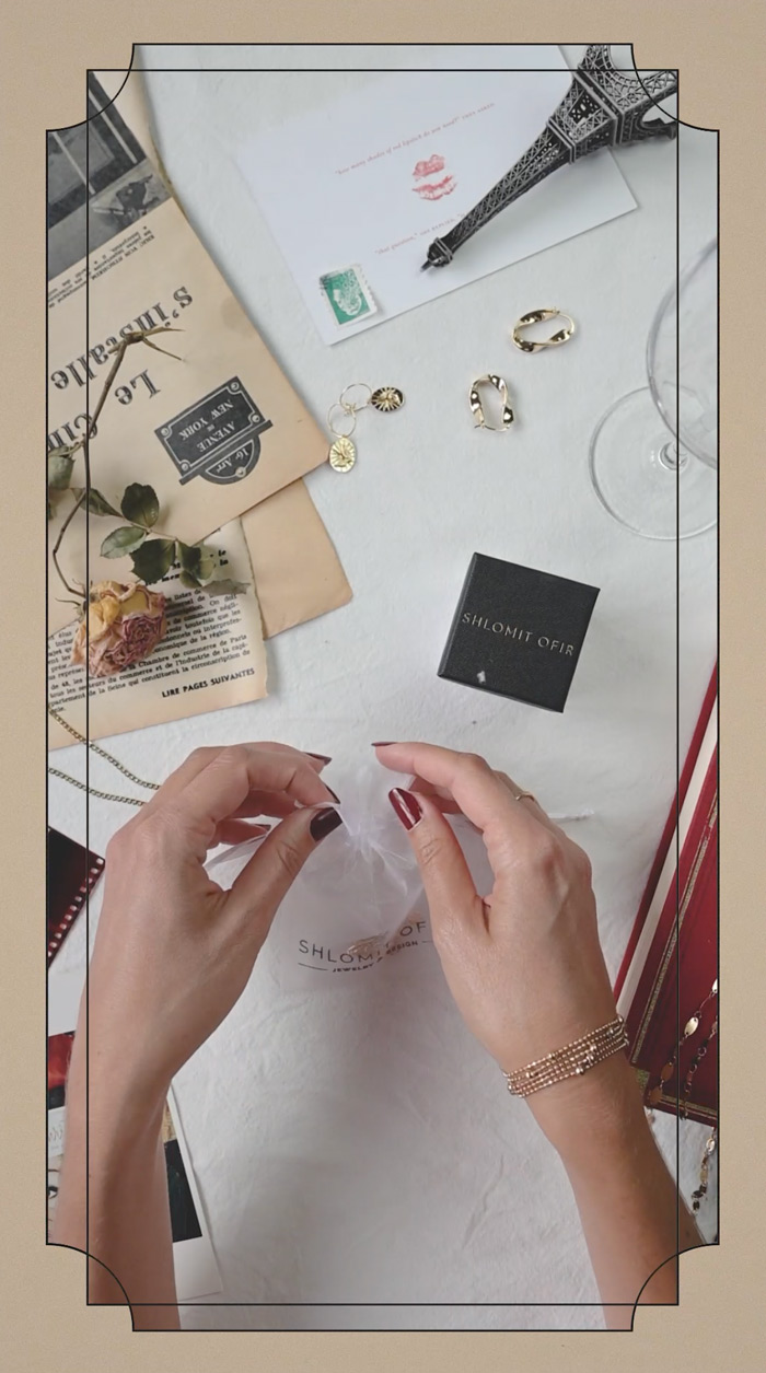 Vidéo-unpacking-Bijoux-fins-dorés-rétro-Shlomit-Ofir-Collection-Paris